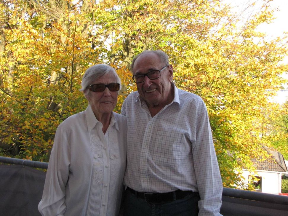 Die Ulbrichts strahlen Lebensfreude und Optimismus aus; mit Familie und Freunden feiern sie die Steinerne Hochzeit.