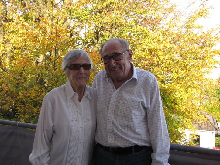 Die Ulbrichts strahlen Lebensfreude und Optimismus aus; mit Familie und Freunden feiern sie die Steinerne Hochzeit.