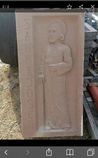 Das verschollene Sandsteinrelief aus dem Dreiser Haus steht auf einem Bauhof bei Bitburg und wird im Internet zum Kauf angeboten. Screenshot: S. Schönhofen