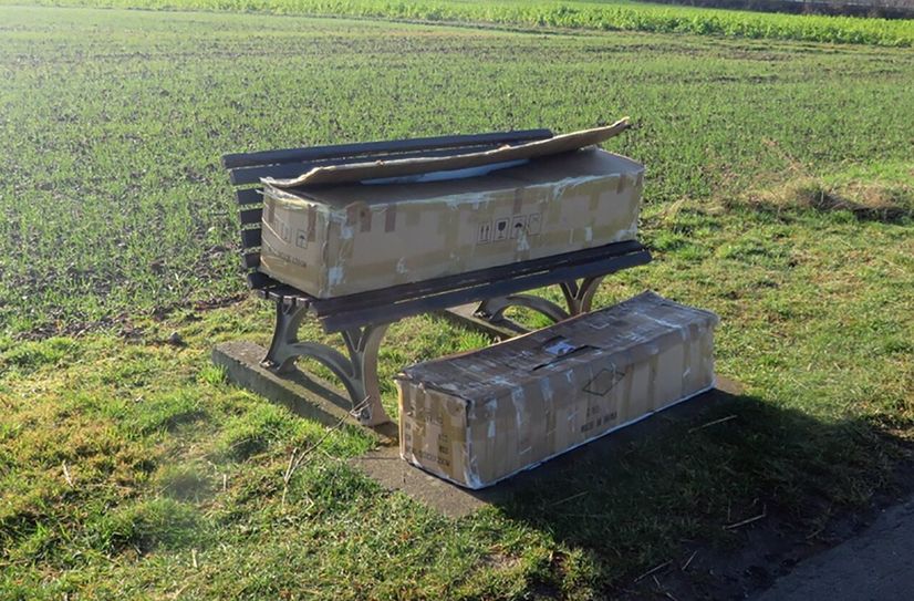 An einem Feldweg zwischen Euskirchen-Flamersheim und Rheinbach-Loch hat eine Fußgängerin zwei Kartons gefunden, in denen sich zwei Sexpuppen befanden. Die Kripo ermittelt jetzt, weil eine dieser Puppen ein "kindliches Erscheiungsbild" hat. Das ist laut Gesetz verboten.