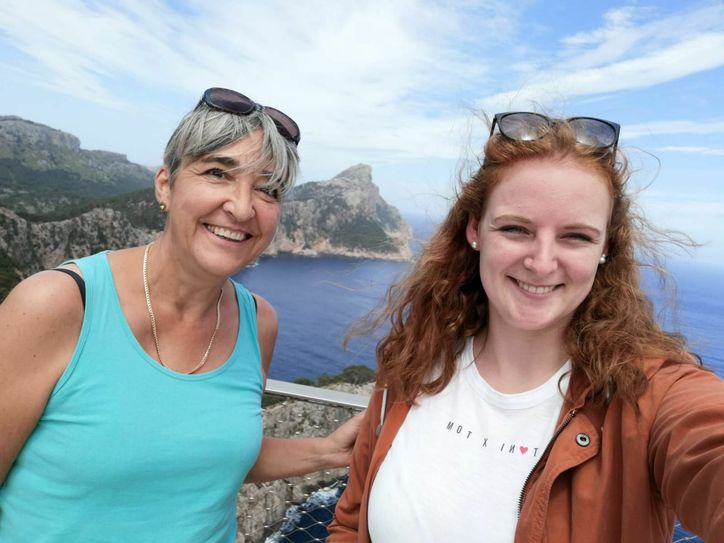 Verena Michels (links) und Lea-Marie Reiter haben einen Urlaubscheck auf Mallorca gemacht.