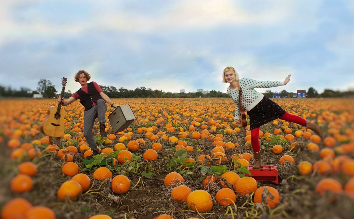 Sommersprossen treffen Sommerheckmeck: Mit Charme und Witz präsentieren die Klangpiraten Anna und Christian in Wittlich Lieder von großen Abenteuern, Reisen und Kreativität und freuen sich dabei auf tatkräftige Unterstützung. Foto: Christian Schatka