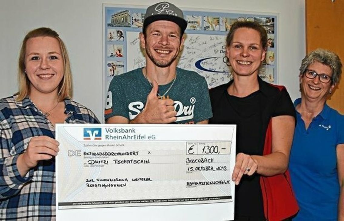 Sylvia Pitzen (2.v.r.) überreichte den Scheck in Höhe von 1.300 Euro gingen an Motorsportler Dmitri Tschatschin (2.v.l.). Foto: privat