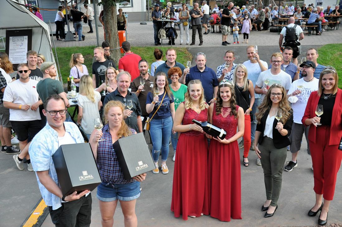 Gelebte Freundschaft und Verbundenheit der Menschen zweier Wein- und Flusslandschaften (v. l.): Eric Andre, Laura Göbel, die Ernster Weinmajestäten, Weinprinzessin Marie und Weinkönigin Sarah, Linda Trarbach, Ahr-Weinkönigin, und Julia Gries, Mosel-Weinprinzessin.