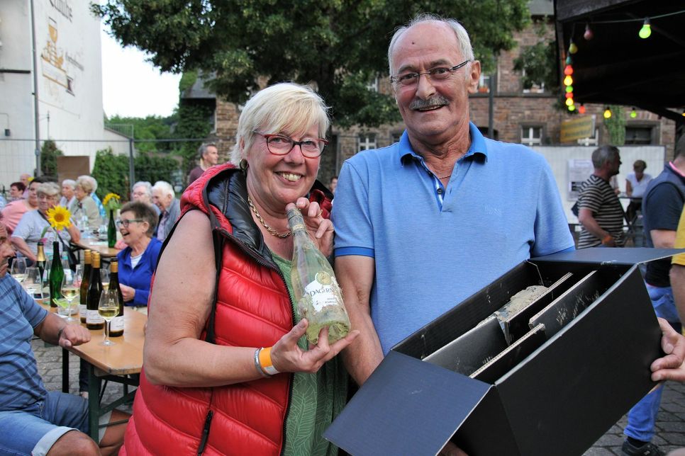 Hans Gerd Pellens und Kathi Eyckmann aus Walbeck - beide machten mit Freunden Urlaub an der Mosel - haben gerne mitgeboten, weil sie helfen wollten und "weil es die Weine in diesem Karton in zwei Jahren nicht mehr geben wird".