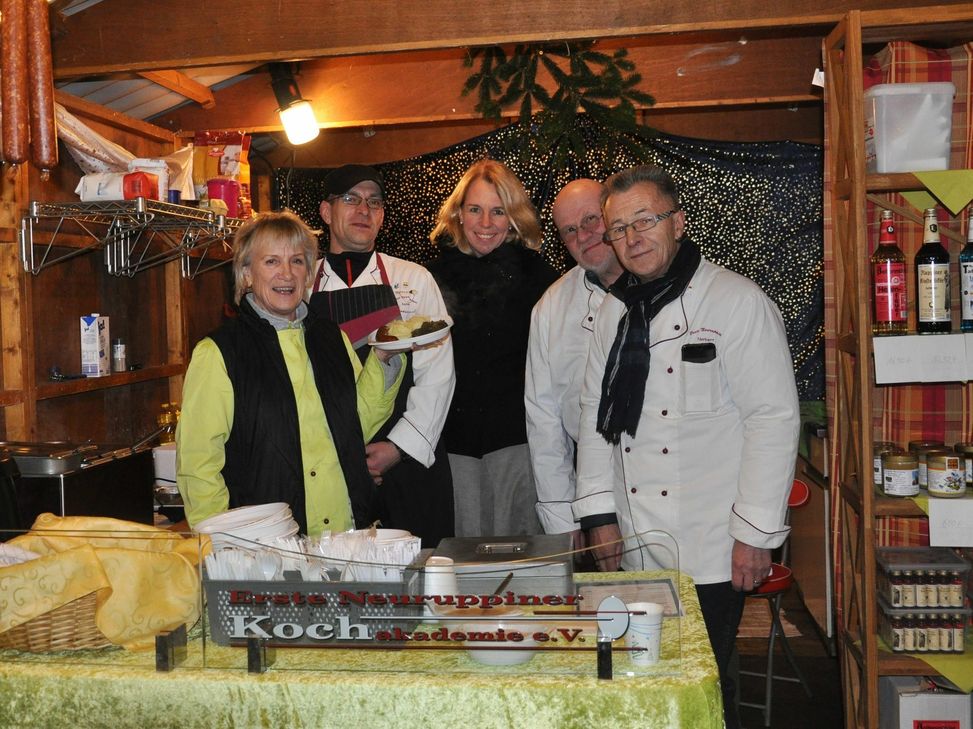 Oberbürgermeisterin Dr. Heike Kaster-Meurer begrüßt die Neuruppiner Köche auf dem Nikolausmarkt in Bad Kreuznach.