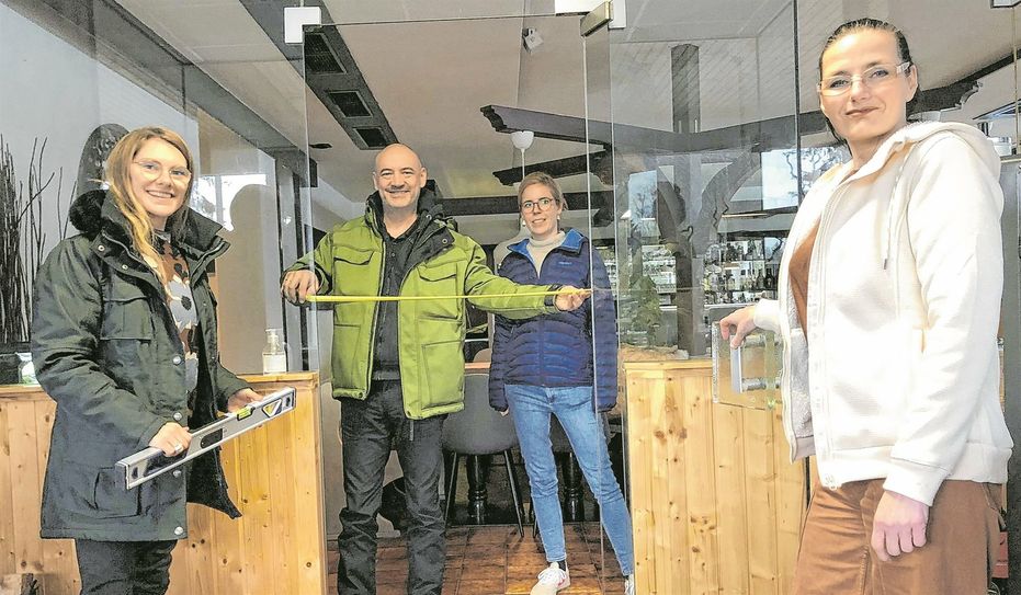 Tanja Jansen (v.li.), Guido Frank, Lea Schenkelberg und Isabelle Lebeau beim Quick-Check in den »Grenzlandstuben« in Hellenthal.