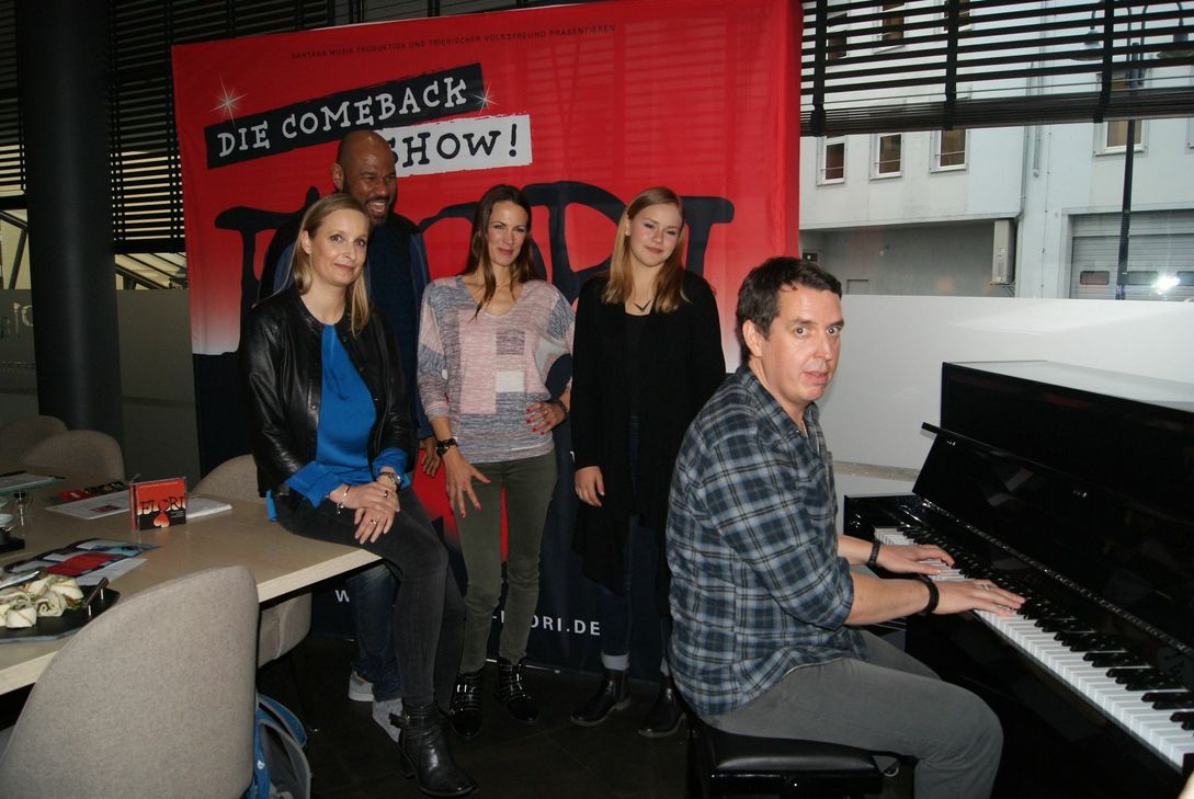 Von links nach rechts: Simone Clemens (Schwarzes Gefühl), David Moore (König Malin), Emily Valerius (Waldfee Santana), Meike Anlauff (Rotes Gefühl) und Thomas Schwab (Komponist und Autor) bei der Vorstellung des Musicals-Märchens "Flori – und Träume werden Wirklichkeit". Foto: Urban