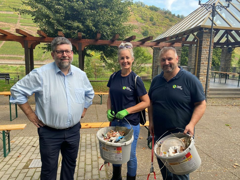 In Bruttig-Fankel unterstützte die Schauspielerin Yve Burbach den Flussbeauftragten Stefan Ernst (rechts) und Wolfgang Lambertz, Bürgermeister VG Cochem.