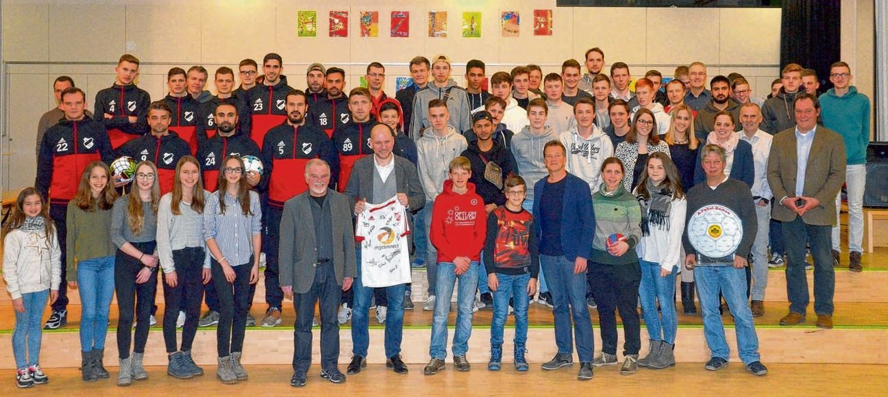 Eine sportliche Gemeinde: Bürgermeister Jorma Klauss (Mitte mit Trikot) ehrte viele erfolgreiche Athleten aus Roetgen, Rott und Mulartshütte.Foto: T. Förster