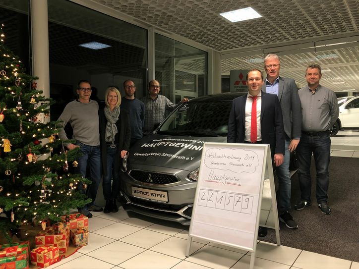 Der Vorstand des Gewerbevereins Simmerath und die Unternehmer-Familie Ofermmann zogen die Gewinnkombination »221 579«, die einen Mitsubishi Space Star aus dem Eicherscheider Autohaus wert ist. Foto: T. Förster