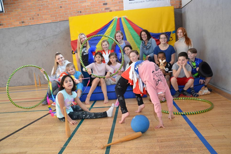 Fünf angehende Erzieherinnen führten die Projektwoche mit dem »Junior-Zirkus« an der Offenen Ganztagsschule Mützenich durch. Foto: T. Förster