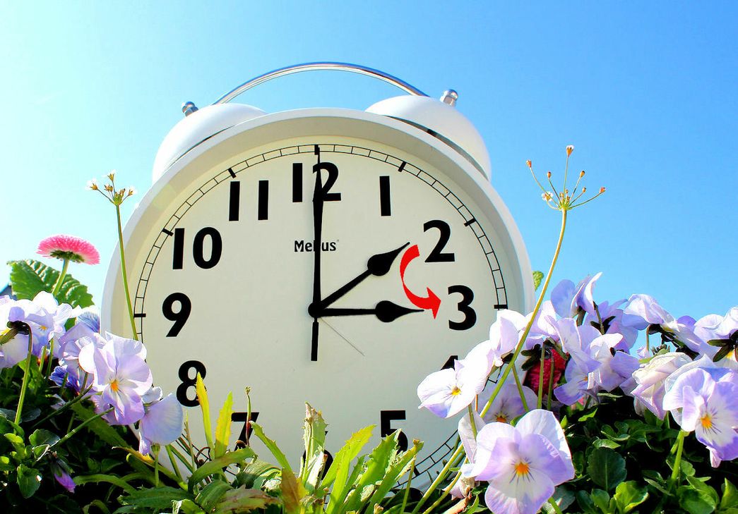 Der kleine Zeiger wird von der Zwei auf die Drei vorgestellt. Foto: Rike/pixelio.de