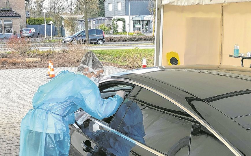 »Im Vorbeifahren« kann man sich vom geschulten DRK-Team auf dem Parkplatz am Roetgener Vennhof auf das Corona-Virus testen lassen.