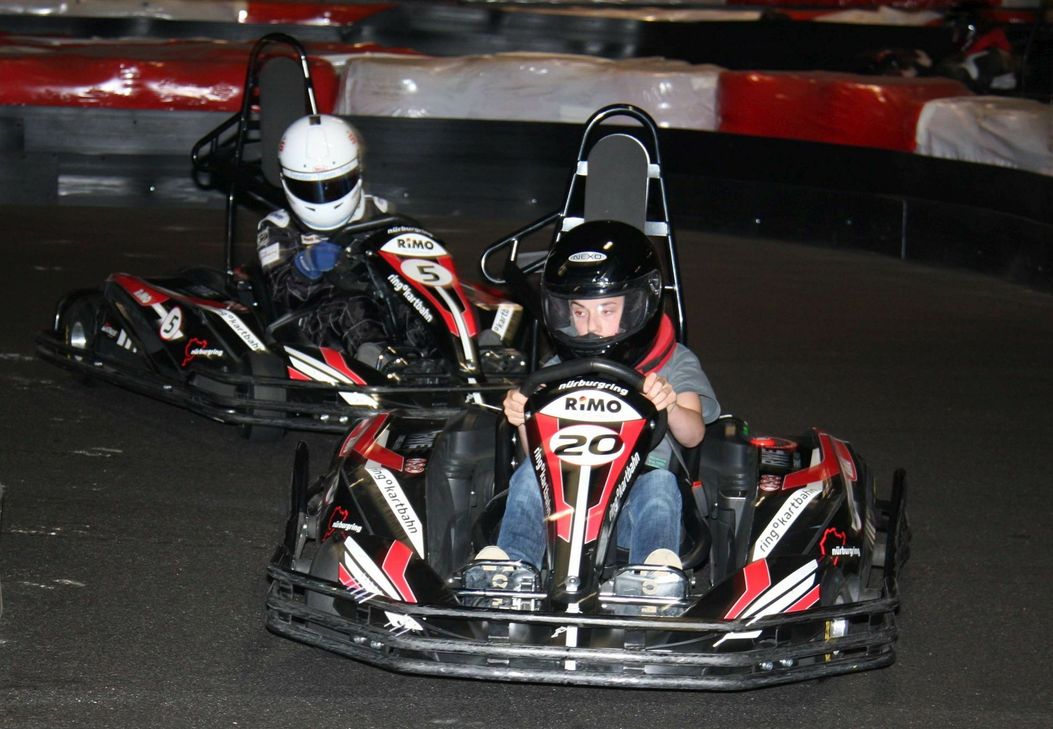 Der Spaß steht im Vordergrund, wenn die Jugendlichen auf der Indoor-Kartbahn auf die Piste gehen.