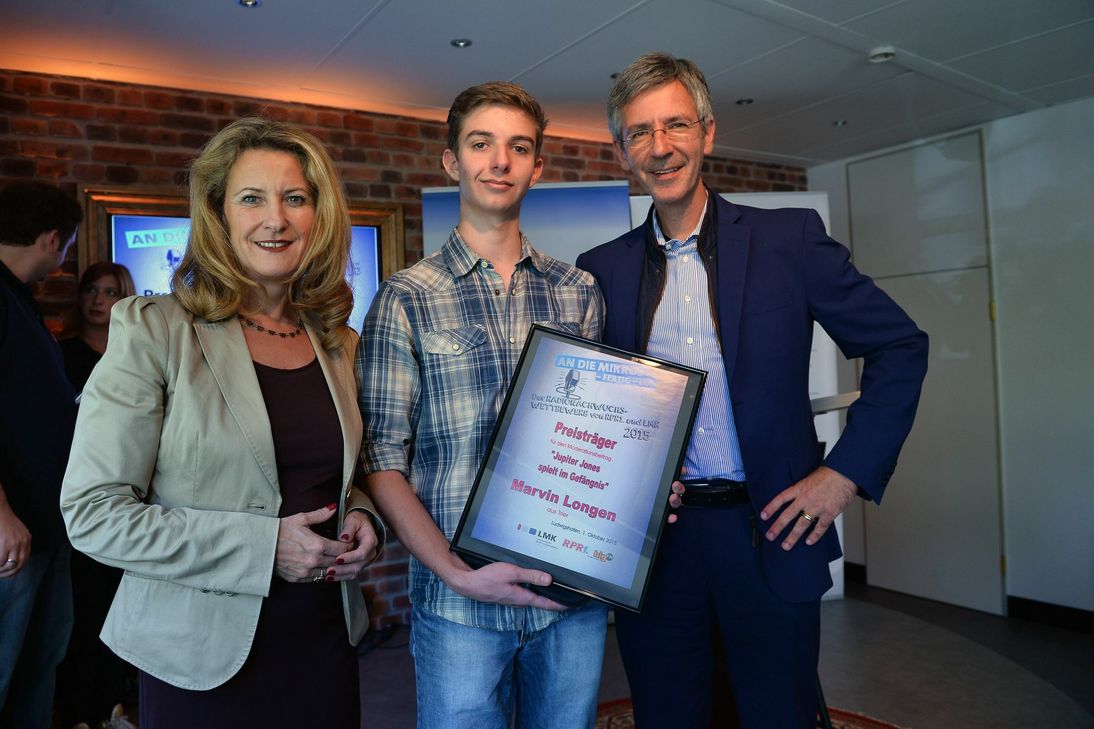 Marvin Longen (Mitte) überzeugte beim Radiowettbewerb und bekam von Heike Raab und RPR1.-Geschäfsführer Kristian Kropp seine Urkunde überreicht. Foto: Ben Pekalski, RPR1.