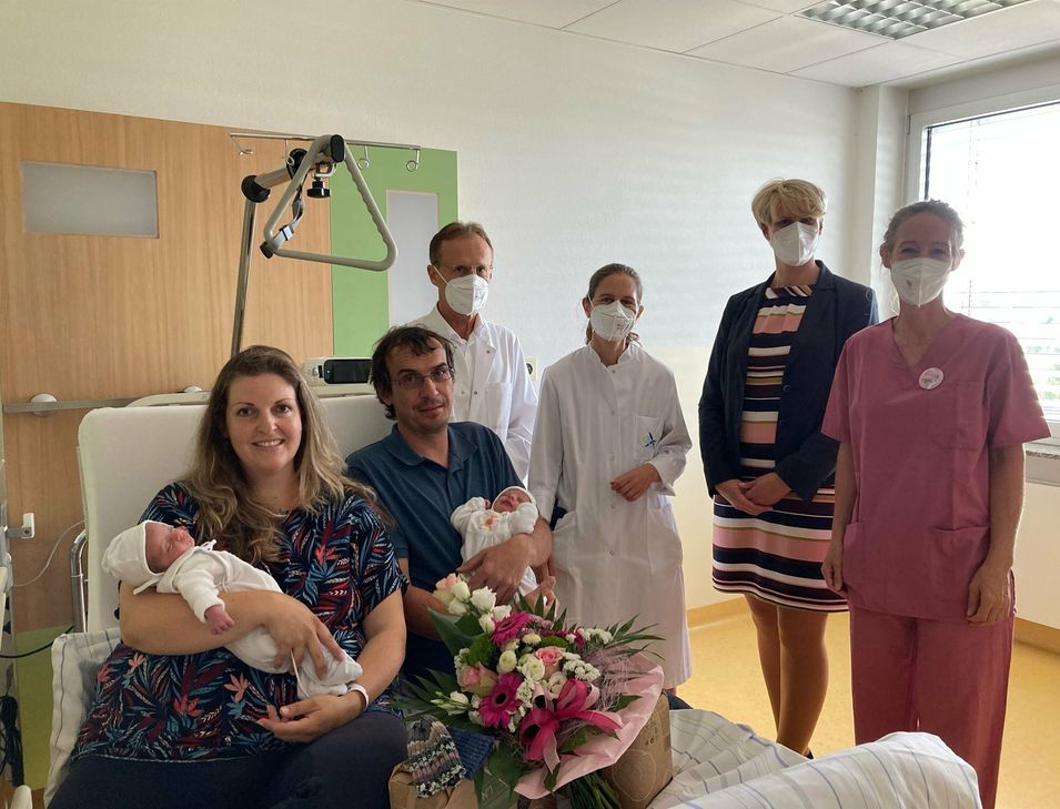 Freude im Doppelpack: Laura und Dieter freuen sich über die Geburt von Sohn Jona und Tochter Ivy. Chefarzt Dr. med. univ. Senad Habibovic, Fachärztin Dr. med. Katrin Schwamm, Kaufmännische Direktorin Christine Kaul und die Leitende Hebamme Elvira Hoffmanns gratulieren den stolzen Eltern.