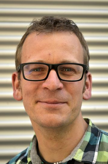 Wenn es alleine und zu Hause nicht mehr geht, ist ein Pflegeheim oft eine gute Alternative. Doch Eltern oder andere nahestehende Menschen in die Obhut fremder Fachkräfte zu geben, fällt dennoch schwer. Wenn man dann erfährt, dass es dem Angehörigen nicht gut geht und es ihm am Lebenswichtigsten fehlt, werden die schlimmsten Befürchtungen Realität. Hoffentlich ist dieses Horrorszenario für die Menschen in der Stadtresidenz und deren Familie Vergangenheit! Ihr Thomas Förster