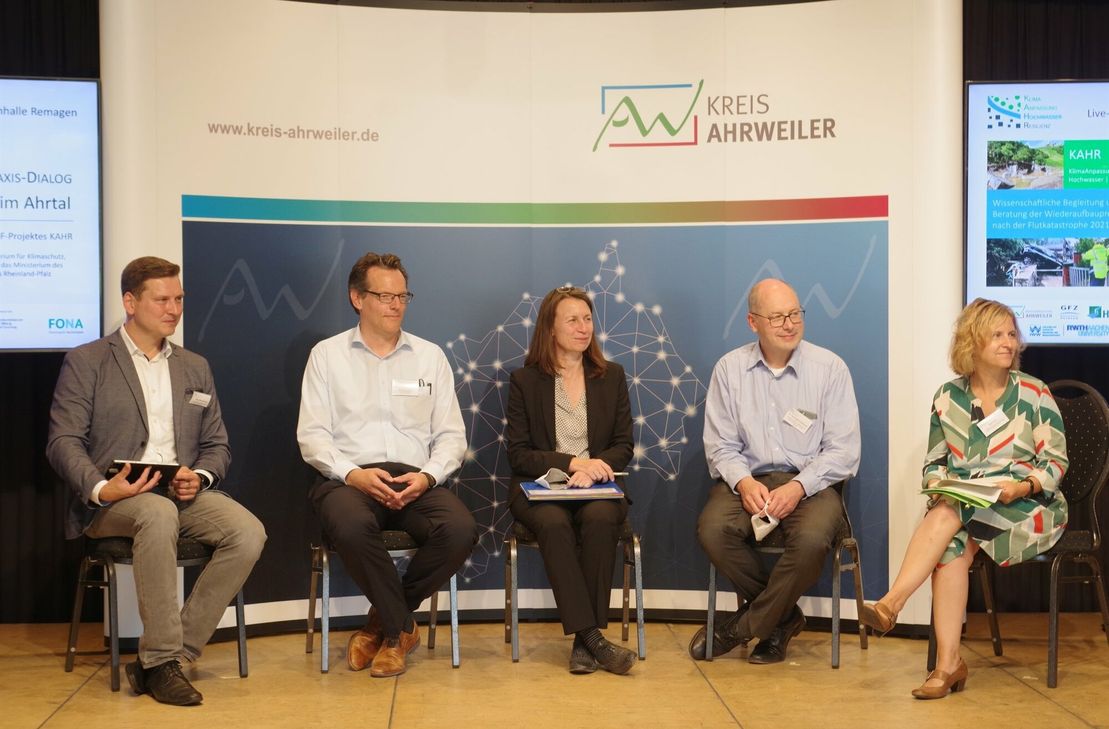 Auf dem Podium saßen Mario Brandenburg (v.l.), Prof. Jörn Brinkmann, Landrätin Cornelia Weigand, Prof. Holger Schüttrumpf und Ministerin Katrin Eder.