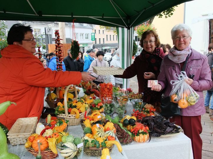 Wie die Strohpuppe am Kreisverkehr in Hermeskeil ankündigt, ist der Bauern- und Handwerkermarkt nicht mehr fern. Foto: Fischer