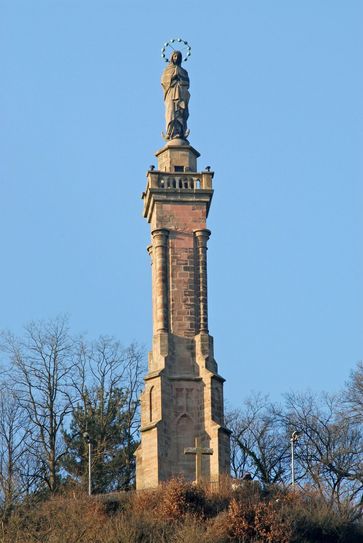 300 Meter über der Stadt blickt die Mariensäule auf Trier. Foto: Rita Heyen