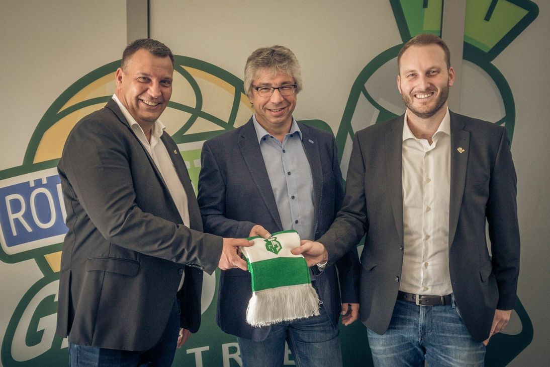 Freuen sich über die Kooperation: Gladiators-Geschäftsführer Achim Schmitz, Gisbert Theis, stellvertretender Bezirksgeschäftsführer der AOK Rheinland-Pfalz/Saarland, und Gladiatoren-Manager Andre Ewertz. Foto: Photogroove