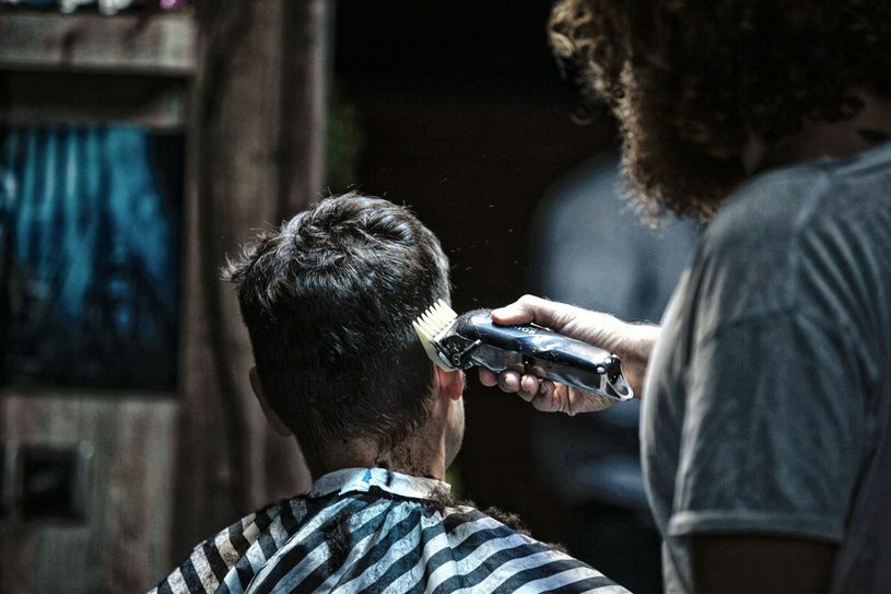 Abstand, Hygiene und Masken-Pflicht: Haare schneiden beim Frisör ist wieder erlaubt, aber nur unter strengen Auflagen.