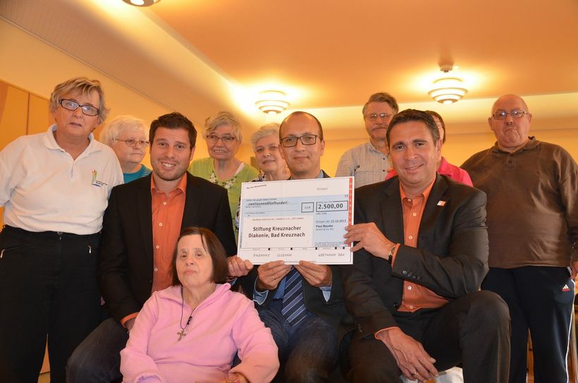 Die Turngruppe des Hauses Pella freut sich über die Spende der Firma Bauder, die Michael Schäfer (links) und Rainer Pohl (rechts) an Diakon Manuel Quint übergaben.