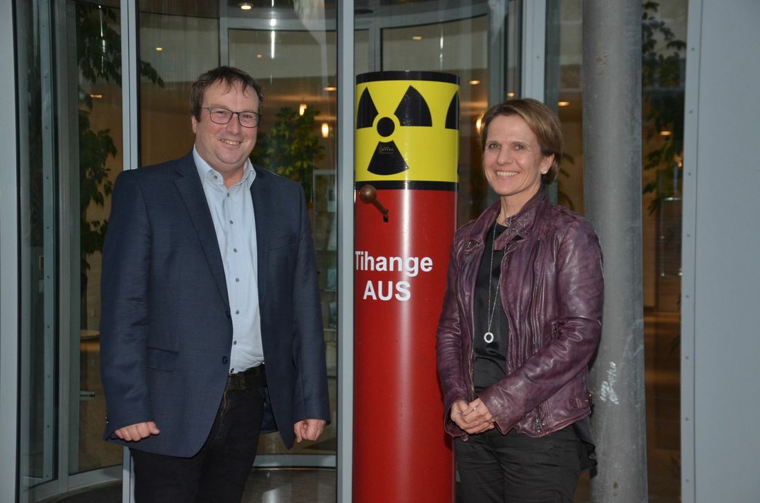Oliver Krischer stellte im Austausch mit Martina Schmitz (Geschäftsführung) im Medienhaus Weiss heraus, wie die Politik durch das Lösen lebenspraktischer Fragen Menschen und Unternehmen unterstützen könne. Foto: T. Förster