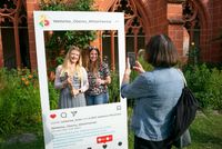 Lockeres Beisammensein im Vikariegarten.