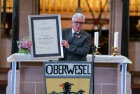 Innenminister Roger Lewentz brachte die Anerkennungsurkunde des Landes Rheinland-Pfalz mit nach Oberwesel.