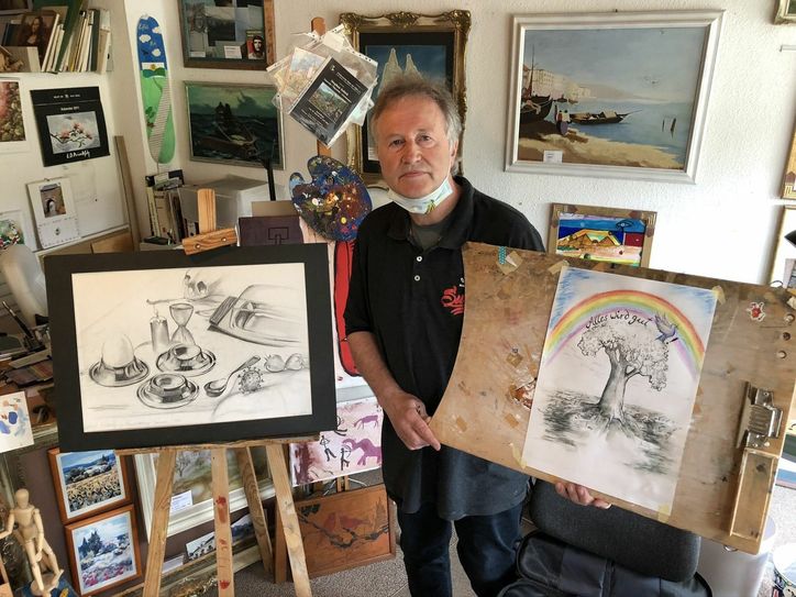 Stephan Schick und zwei Werke aus dem Jahre 2020. An Ostern entstand auf dem Höhepunkt der Corona-Pandemie das linke Bild »Dangerous Easter«. Pfingsten auf dem rechten Bild zeigt sich als Lichtblick - »Alles wird gut!«, lautet die Aussage. mn-Foto