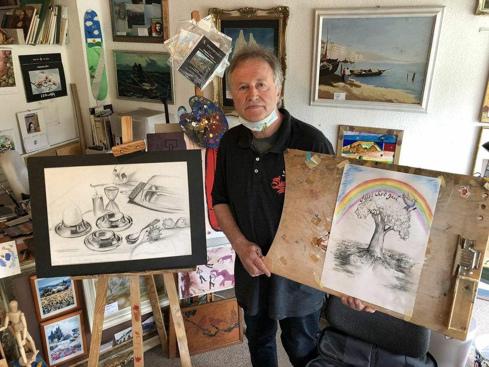 Stephan Schick und zwei Werke aus dem Jahre 2020. An Ostern entstand auf dem Höhepunkt der Corona-Pandemie das linke Bild »Dangerous Easter«. Pfingsten auf dem rechten Bild zeigt sich als Lichtblick - »Alles wird gut!«, lautet die Aussage. mn-Foto