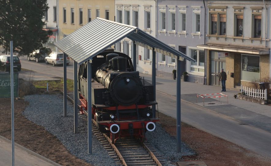 Der sogenannte »Bubikopf« mit der Nummer 064 393-2 wurde 1936 in Eßlingen gebaut. Die Lok mit der Fabriknummer 4306 verrichtete ihren Dienst bis zum 15. April 1974 und wurde in ihrem letzten Bahnbetriebswerk in Weiden ausgemustert. Kurz danach wurde sie von der Stadt Konz erworben und an der ehemaligen Lichtsmühle aufgestellt. Um die Lok zu erhalten, wurden Ende 2012 die "Dampflokfreunde Konz" gegründet. Foto: Stadt Konz