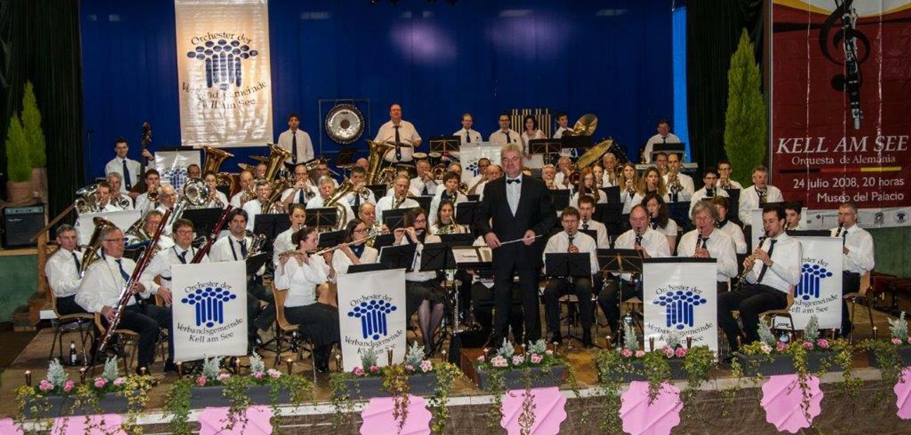 ...und das Verbandsgemeinde-Orchester Kell spielen beim Neujahrskonzert. Fotos: FF