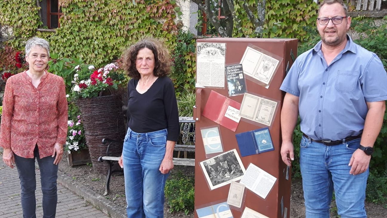 Der provisorische Bücherschrank - unter anderem von Ortsbürgermeister Johannes Hammes vorgestellt - hat in der Zettinger Ackerstraße eine Heimat gefunden.