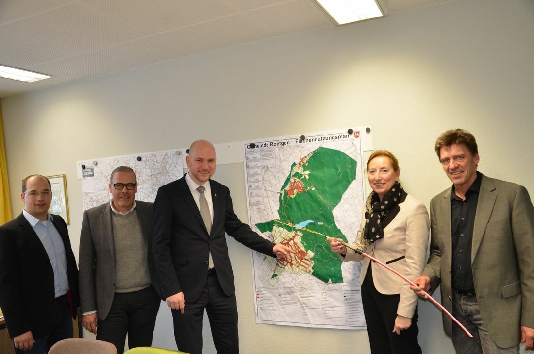 Gemeinde Roetgen und Telekom freuen sich über schnelles Internet für die Haushalte im »Schachbrett«.