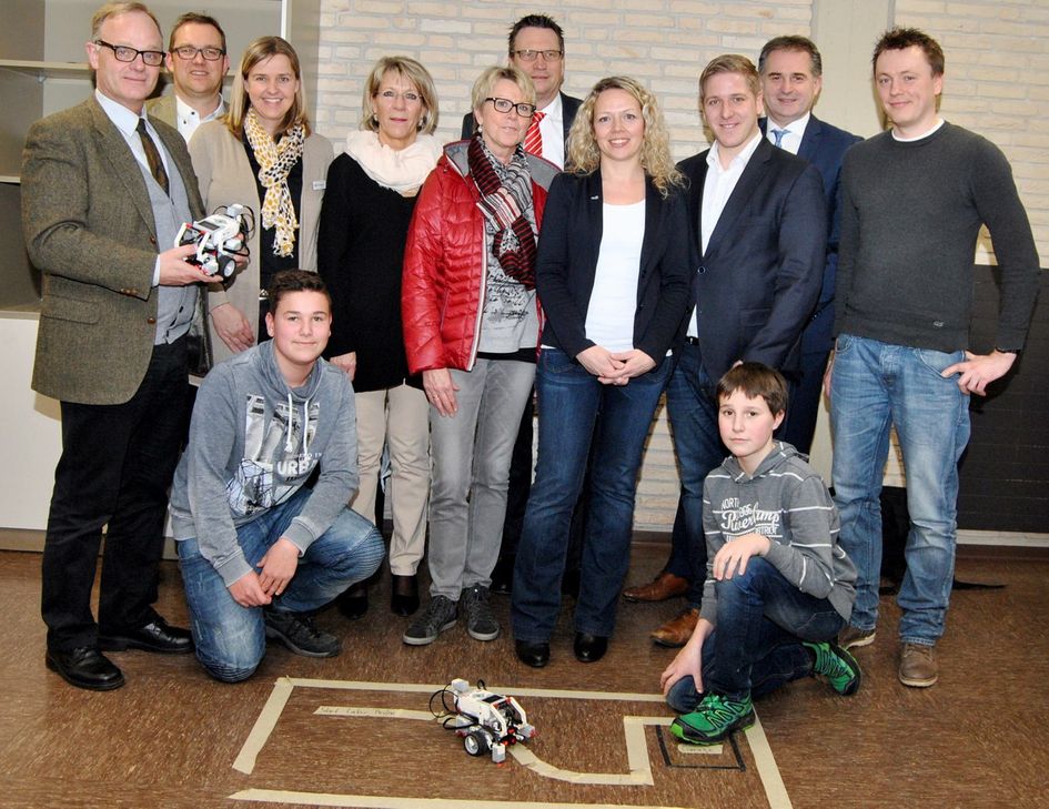 Vertreter der vier Sponsoren Mechernich Stiftung, Volksbank Euskirchen, Kreissparkasse Euskirchen und Energie Nordeifel trafen sich mit Schulleiterin Dagmar Wertenbruch (4.v.l.) und Erstem Beigeordneten Thomas Hambach (2.v.l.) in der Gesamtschule, um sich über das von ihnen geförderte Projekt detailliert zu informieren.