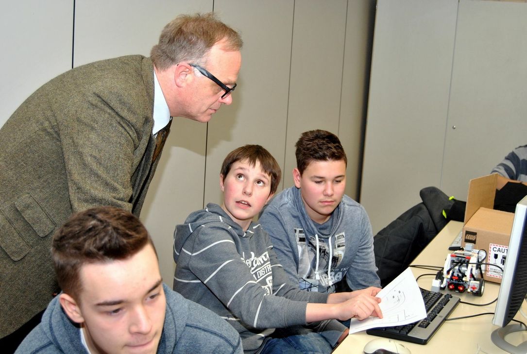 Beeindruckt schaute auch der evangelische Pfarrer Dr. Michael Stöhr, Vertreter der Mechernich Stiftung, dem hochmotivierten Ingenieur-Nachwuchs über die Schulter. Fotos: Renate Hotse/pp