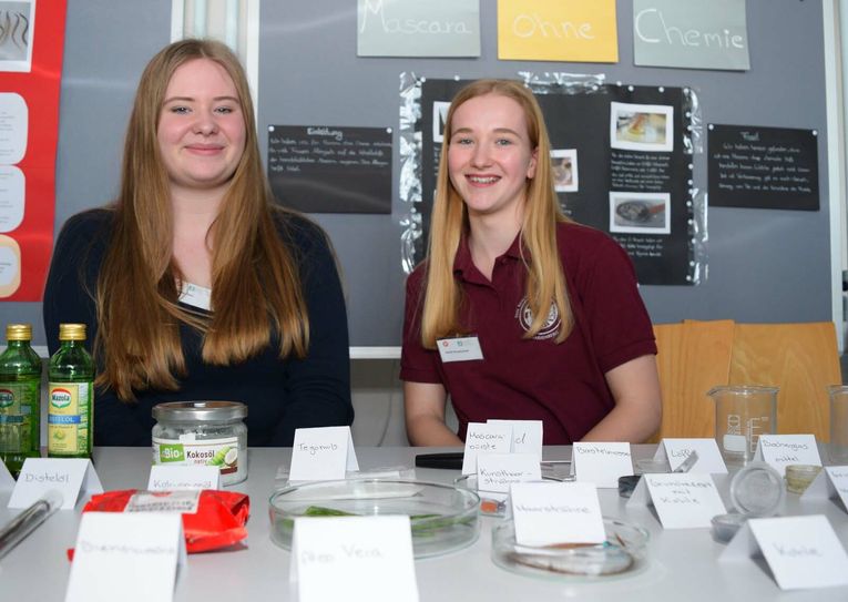 Im Jugend-forscht-Bereich Chemie überzeugten Annika Diwo (unten li.), Sarah Krumscheid (re.) und Tatjana Groß (nicht im Bild) mit ihrem Projekt und belegten Platz zwei. Die Schülerinnen der Privaten Realschule der Ursulinen in Ahrweiler stellten in ihrer Versuchsreihe »Mascara (Wimperntusche) ohne Chemie« her. Dabei setzen sie auf natürliche Zutaten wie Bienenwachs, Schwarzen Tee oder Vanilleschote.