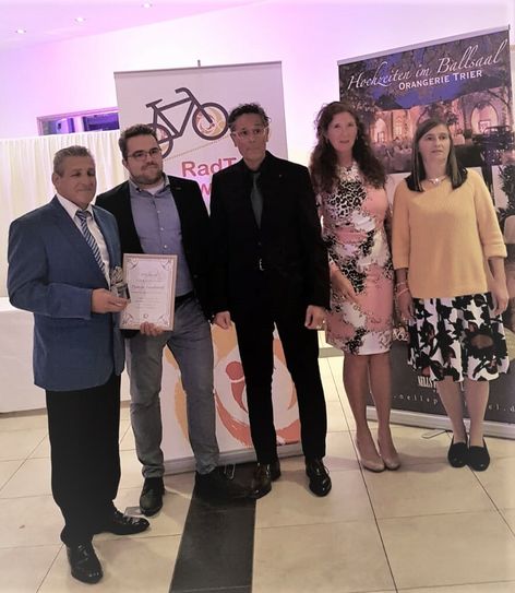 v.l.: Django Heinrich Reinhardt, Carsten Vogt Hotelmanagement Nells Park Trier, Romano Baque (Vorstand Sinti & Roma Deutschland), Ruth Heinen (Vorsitzende Radteam Nestwärme), Elisabeth Schuh (Gründerin Nestwärme e.V. Deutschland). Foto: Nestwärme