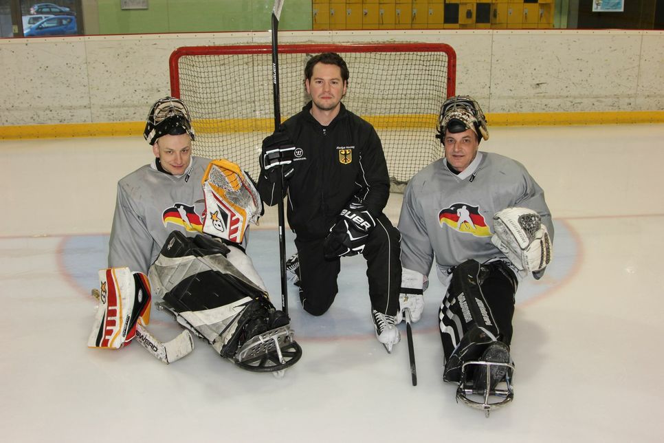 Tim Siekmann (Mitte) mit seinen Schützlingen im Sledge-Eishockey-Tor.