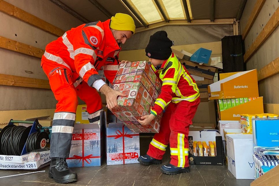 Jetzt mitpacken: Bis 14. Dezember sammeln die Johanniter-Weihnachtstrucker Hilfspakete für Bedürftige! Foto: Johanniter