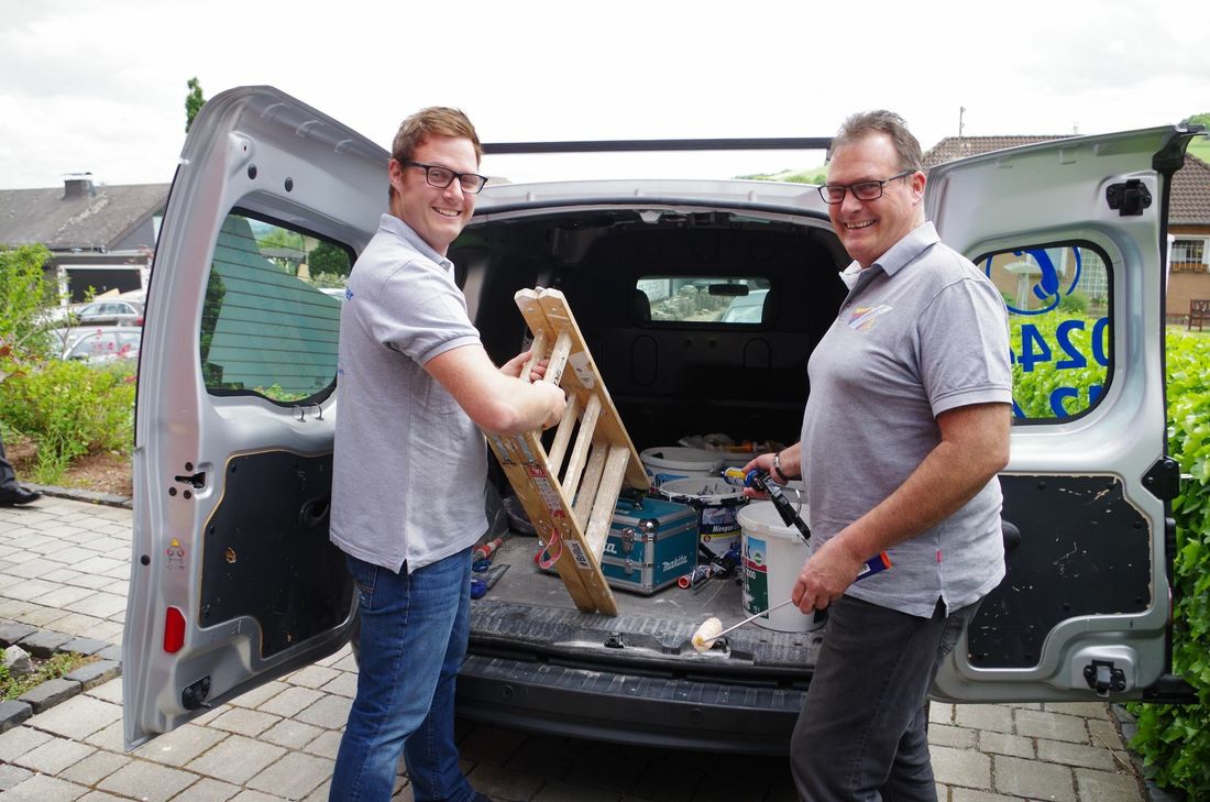 Manuel Klinkhammer (l.) und Vater Guido Klinkhammer packen gemeinsam an. Fotos: Mager