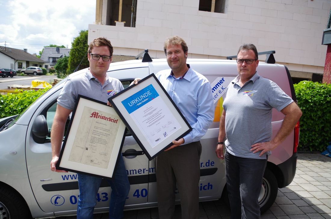 Über den Meisterbrief und die Abschlussurkunde des Trialen Studiums freut sich nicht nur Manuel Klinkhammer (l.), sondern auch Studiengangleiter Prof. Sascha Lord (M.) und Vater Guido Klinkhammer.