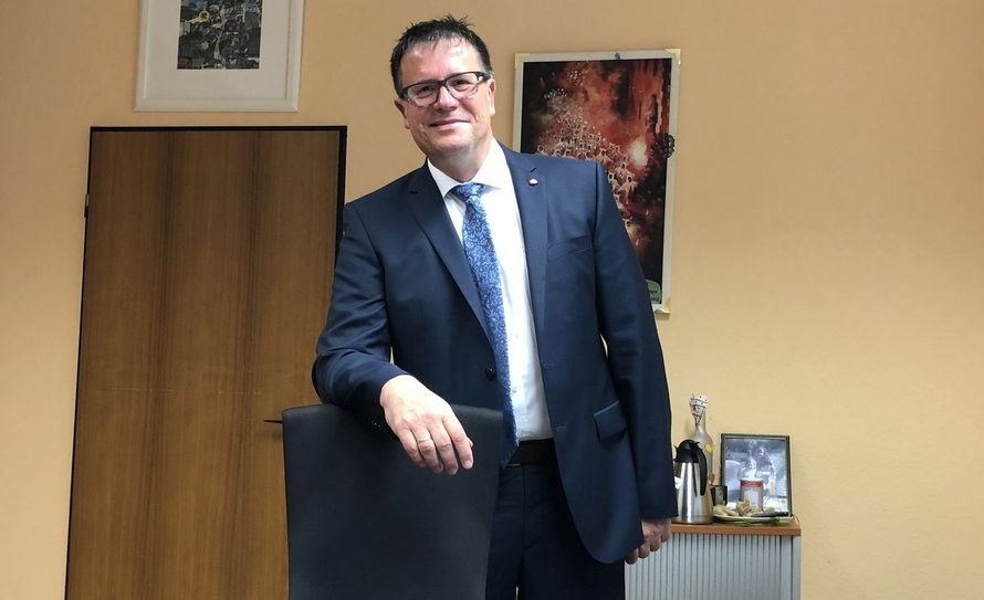 Drei Mal - 2004, 2009 und 2015 - entschied Rolf Hartmann den Wahlkampf um das Blankenheimer Bürgermeisteramt für sich. Jetzt wird der Chefsessel im Rathaus frei, denn eine mögliche vierte Amtszeit wird es nicht geben.  mn-Foto