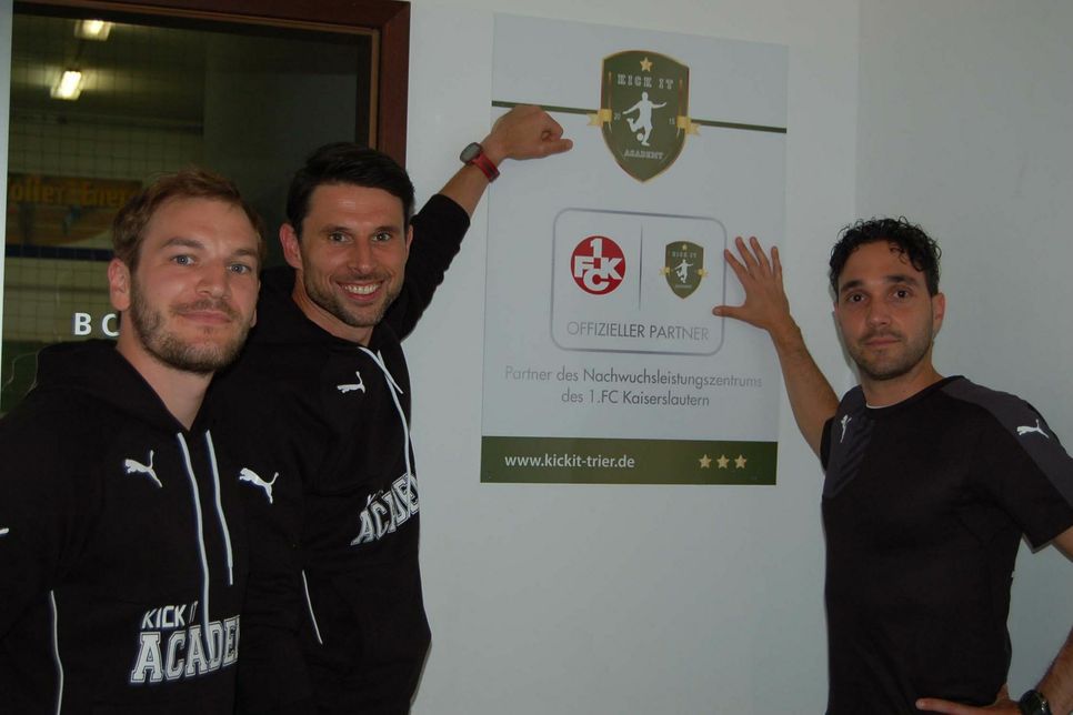 Leiten die Fußballschule "Kick it" (v.l.): Markus Schottes, Damian Stoklosa, Niki Wagner. Foto Arens