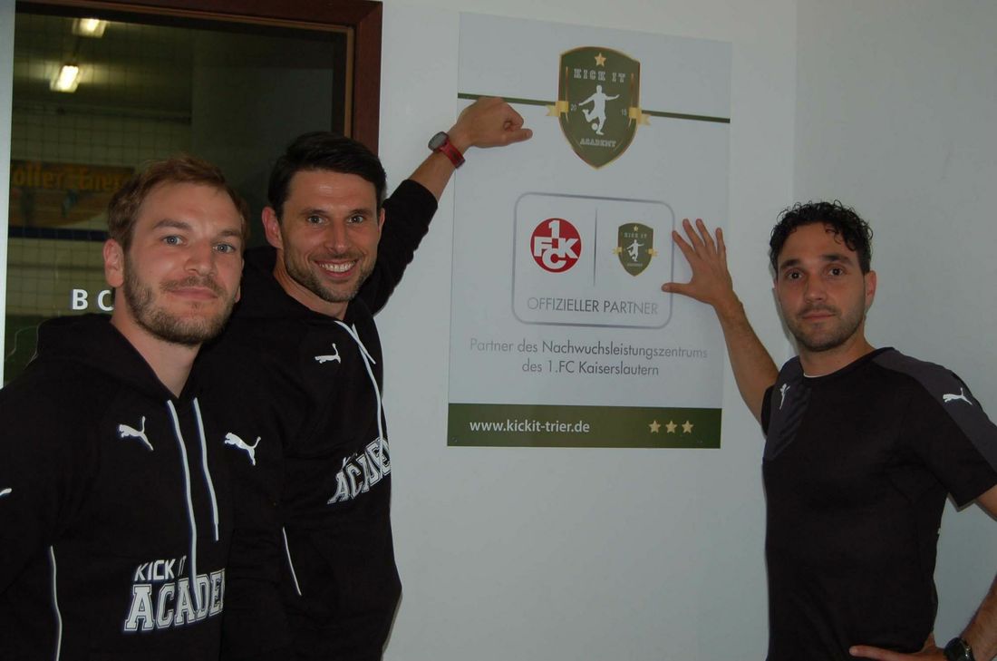 Leiten die Fußballschule "Kick it" (v.l.): Markus Schottes, Damian Stoklosa, Niki Wagner. Foto Arens