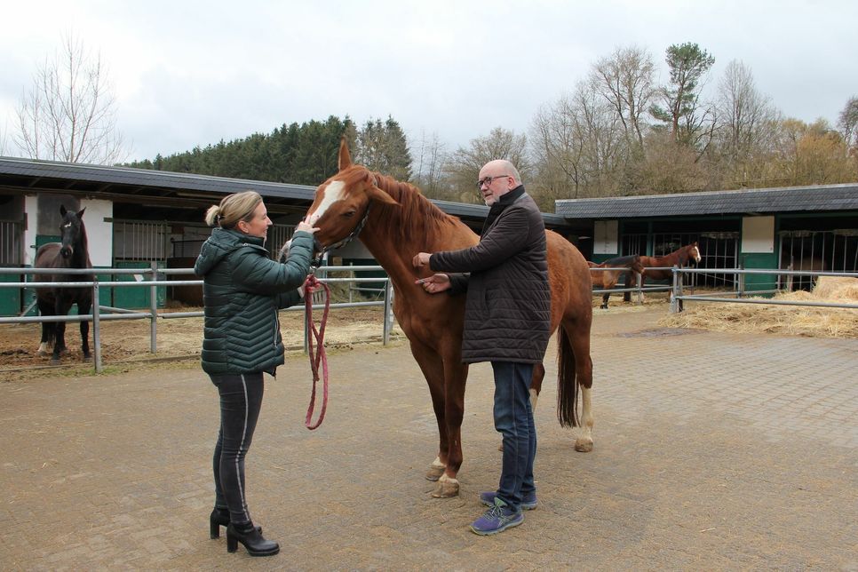 Sandra Karduck lässt ihre Pferde von Tierarzt Dr. Rainer Schneichel gegen das Equine Herpesvirus (EHV) impfen und erzählt ihm dabei von ihrer Betroffenheit durch die Corona-Pandemie. Foto: privat