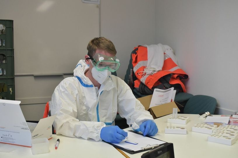 Im Forum Daun wurden Interessierte - so wie auf dem Foto einige Tage zuvor - sogar am Karsamstag getestet. Foto: Mager